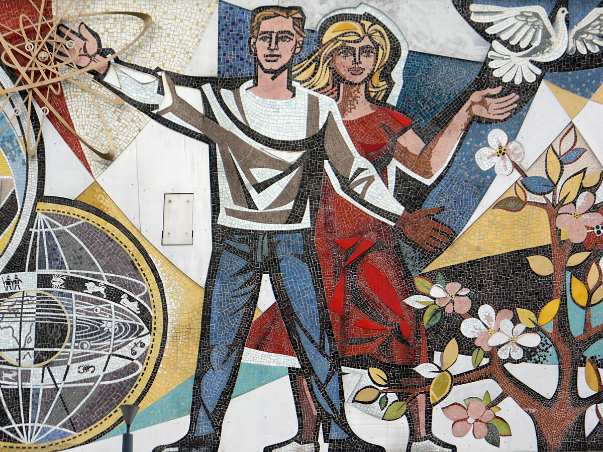 Wandfries "Unser Leben" (Detail) von Walter Womacka am Haus des Lehrers, Berlin